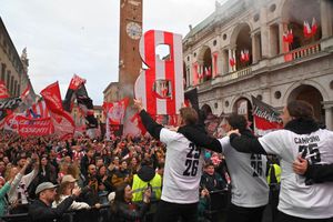 Imagini de senzație în Italia! Au promovat după 26 de ani și au scos 30.000 de oameni în stradă