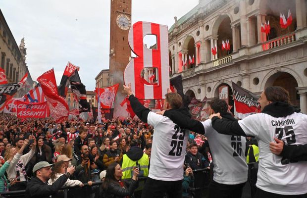 Imagini de senzație! Au promovat în Serie B după 26 de ani și au scos 30.000 de oameni în stradă