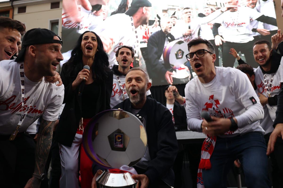 Imagini de senzație! Au promovat în Serie B după 26 de ani și au scos 30.000 de oameni în stradă