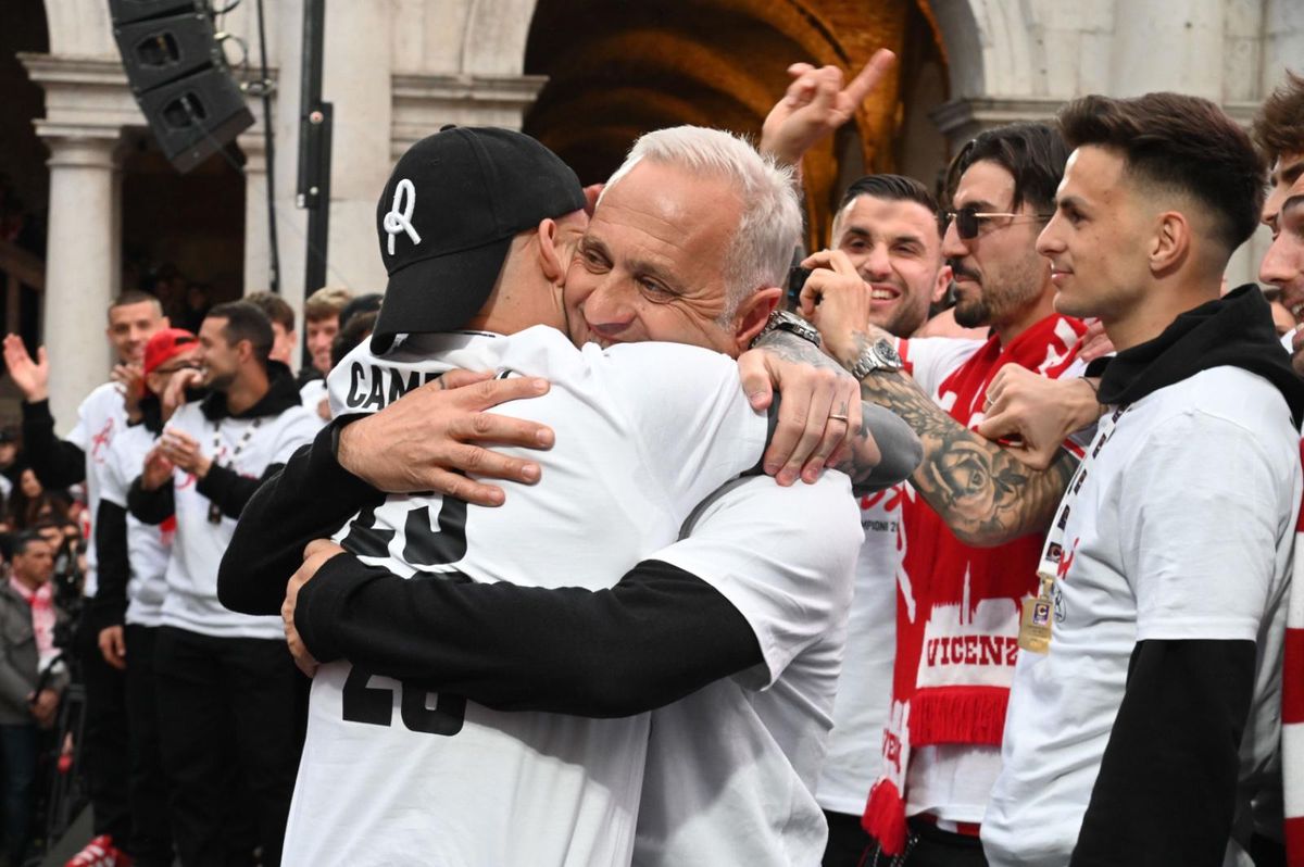 Imagini de senzație! Au promovat în Serie B după 26 de ani și au scos 30.000 de oameni în stradă