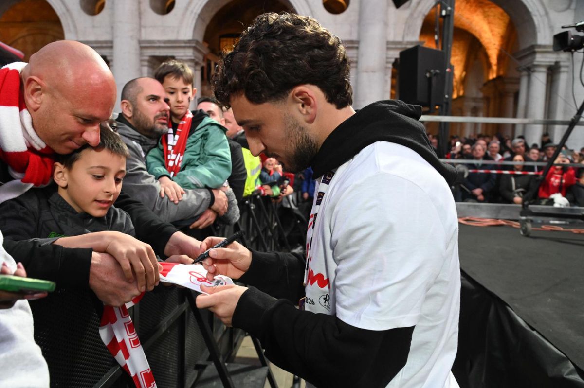 Imagini de senzație! Au promovat în Serie B după 26 de ani și au scos 30.000 de oameni în stradă