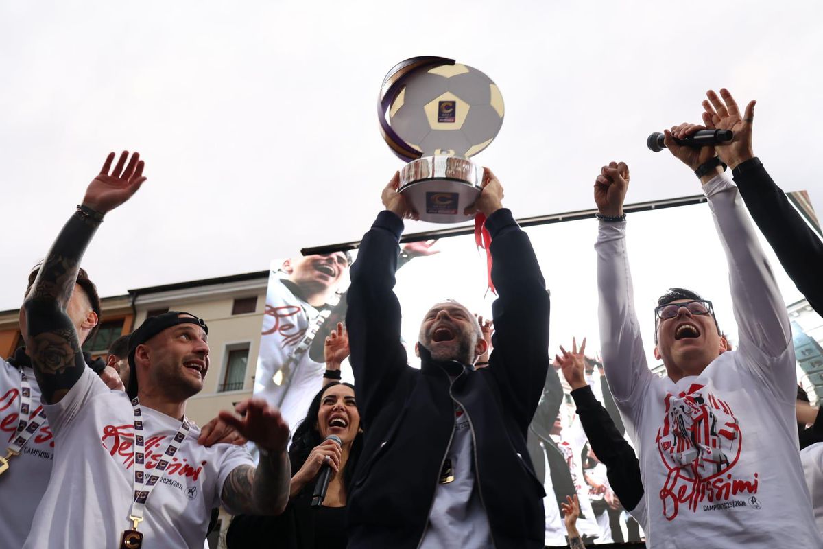 Imagini de senzație! Au promovat în Serie B după 26 de ani și au scos 30.000 de oameni în stradă