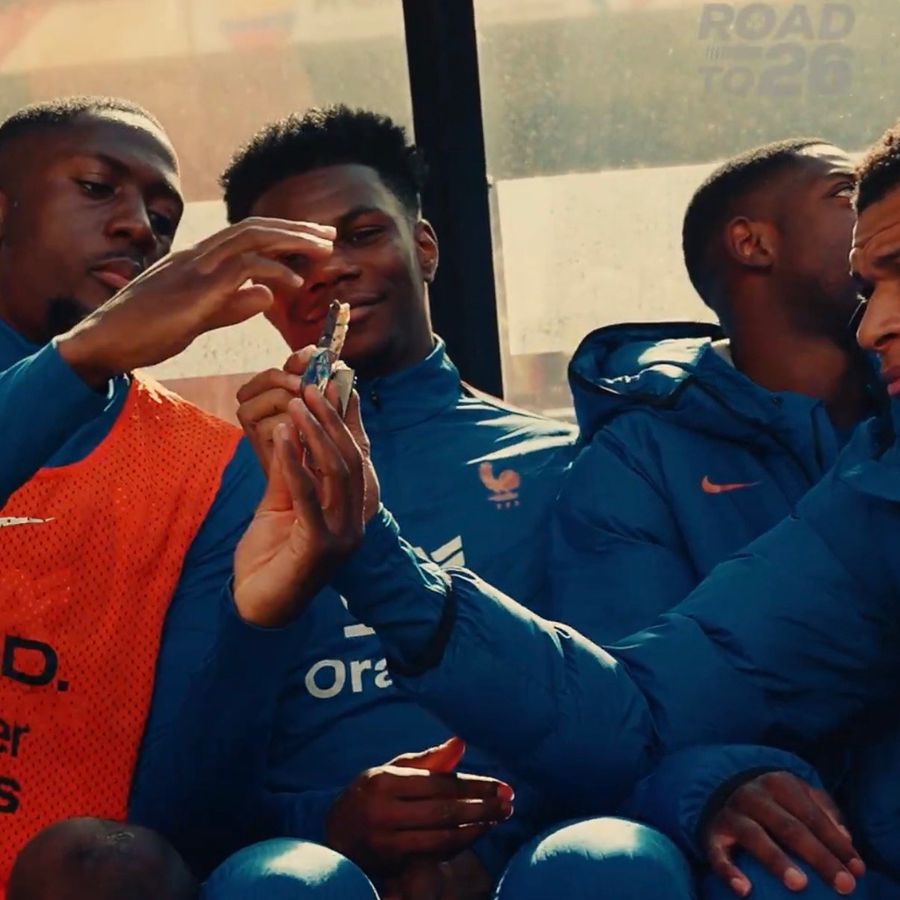 Francezii de pe bancă își împart o ciocolată / Foto: X „Cocoșii” au America de Sud la degetul mic » Ce l-a enervat pe Deschamps: „Ăsta nu e fotbal american!”