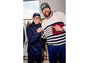 Tommy Hilfiger îl întâmpină pe Travis Kelce, o figură emblematică a fotbalului american, în calitate de ambasador global al brandului și colaborator creativ
