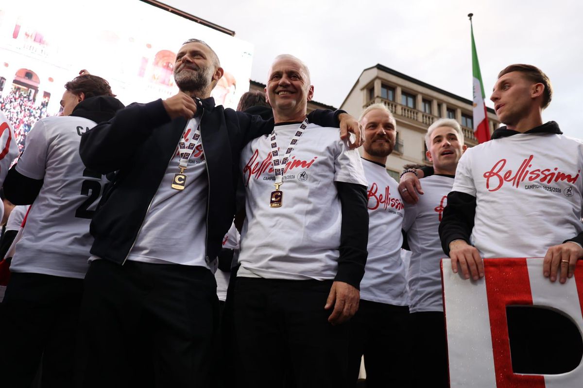 Imagini de senzație! Au promovat în Serie B după 26 de ani și au scos 30.000 de oameni în stradă