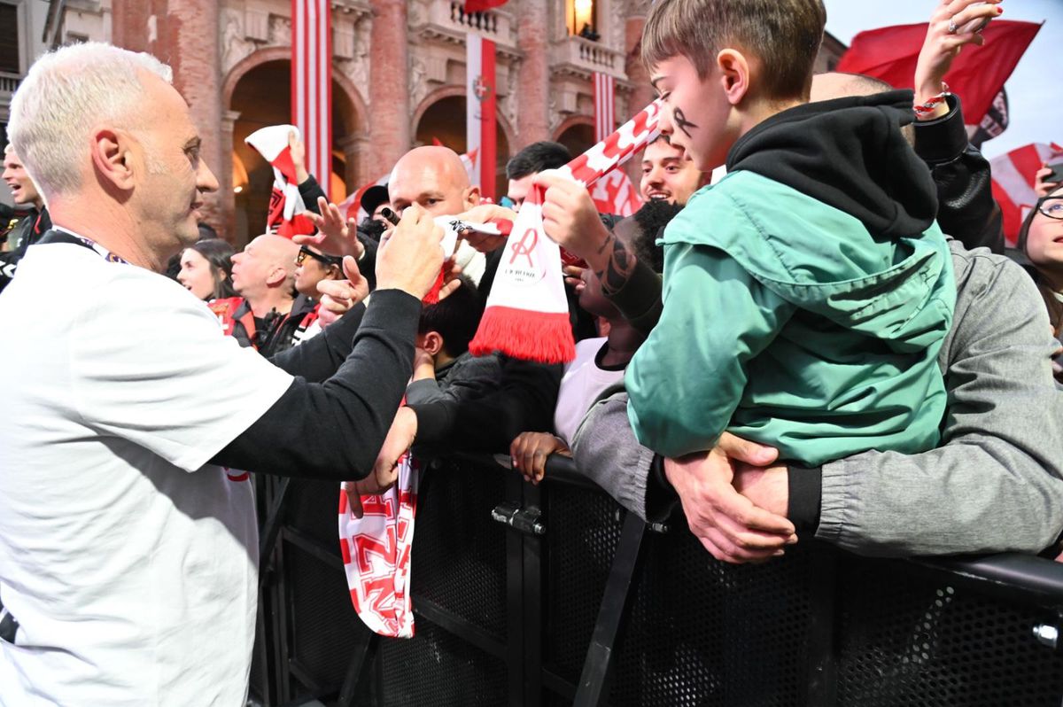 Imagini de senzație! Au promovat în Serie B după 26 de ani și au scos 30.000 de oameni în stradă