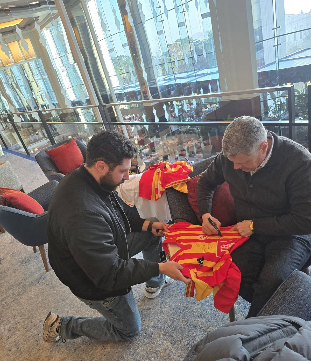 Hagi și Popescu au aterizat la Istanbul: imaginile surprinse de reporterii GSP cu „Regele” împingând la bagaje! » Turcii, înnebuniți: „Hagi e bașkan!”