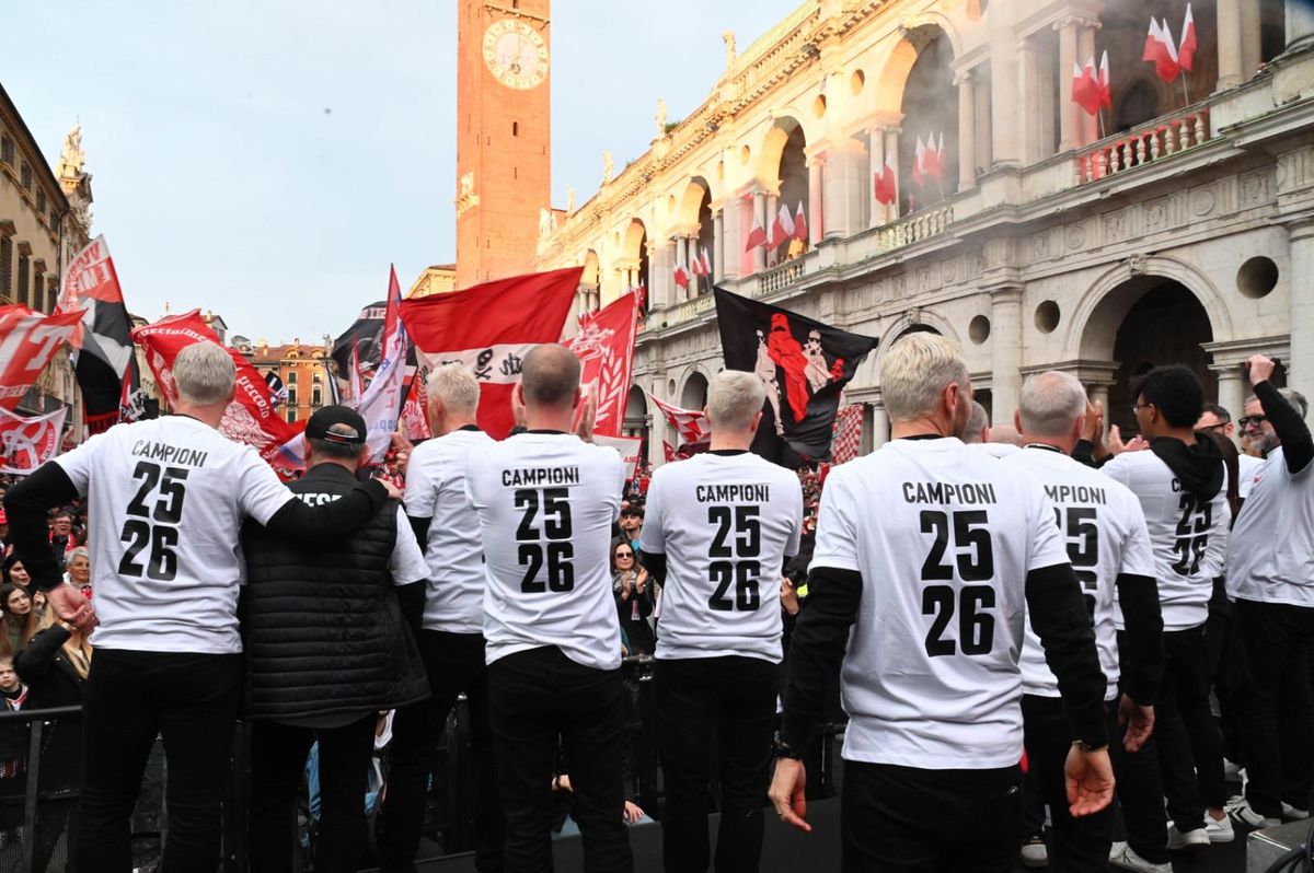 Imagini de senzație! Au promovat în Serie B după 26 de ani și au scos 30.000 de oameni în stradă