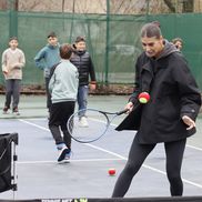 Sorana Cîrstea lovind migea alături de cei mici FOTO Cristi Preda