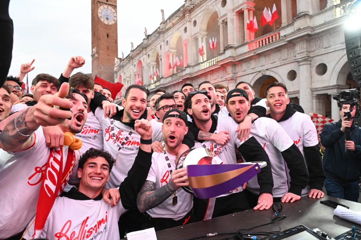 Imagini de senzație! Au promovat în Serie B după 26 de ani și au scos 30.000 de oameni în stradă