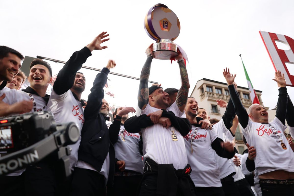 Imagini de senzație! Au promovat în Serie B după 26 de ani și au scos 30.000 de oameni în stradă