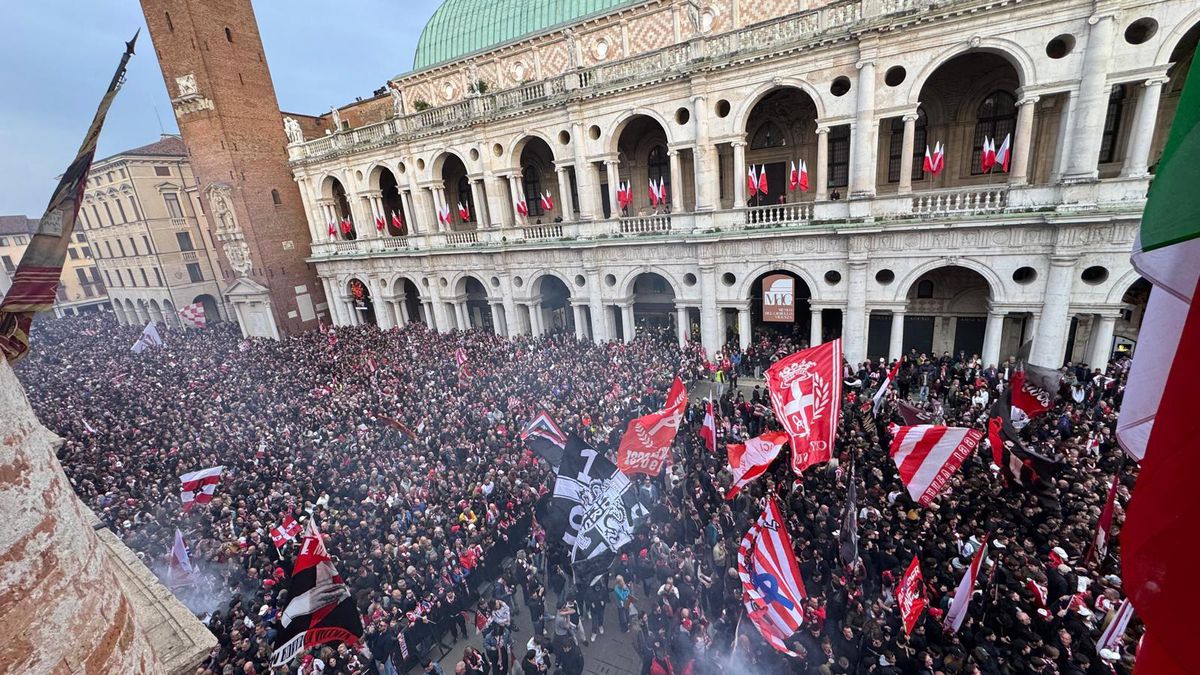 Imagini de senzație! Au promovat în Serie B după 26 de ani și au scos 30.000 de oameni în stradă
