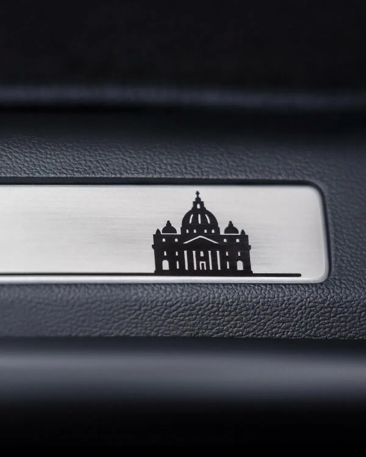 Ce mașină „și-a tras” Papa Leon al XIV-lea! Modelul din 2026, cu detalii personalizate pentru Vatican