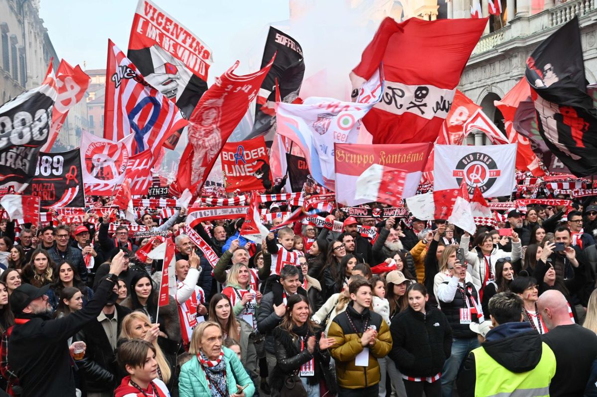 Imagini de senzație! Au promovat în Serie B după 26 de ani și au scos 30.000 de oameni în stradă