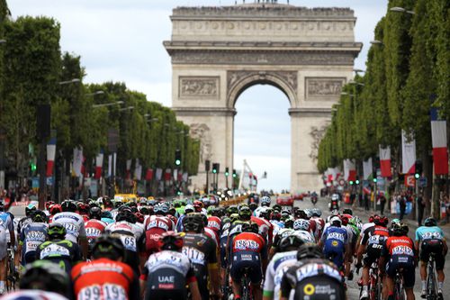 ltima etapă din Turul Franței se încheie mereu la Paris, sub ochii a mii de spectatori FOTO Guliver/GettyImages