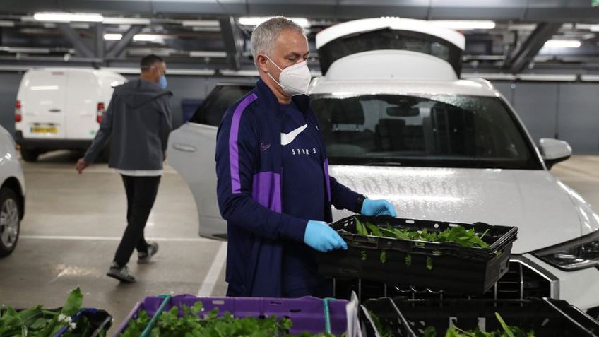 Jose Mourinho transportă lădițe cu legume pentru persoanele aflate la izolare