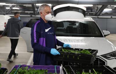 Imagini impresionante: Jose Mourinho transportă lădițe cu legume pentru persoanele aflate la izolare