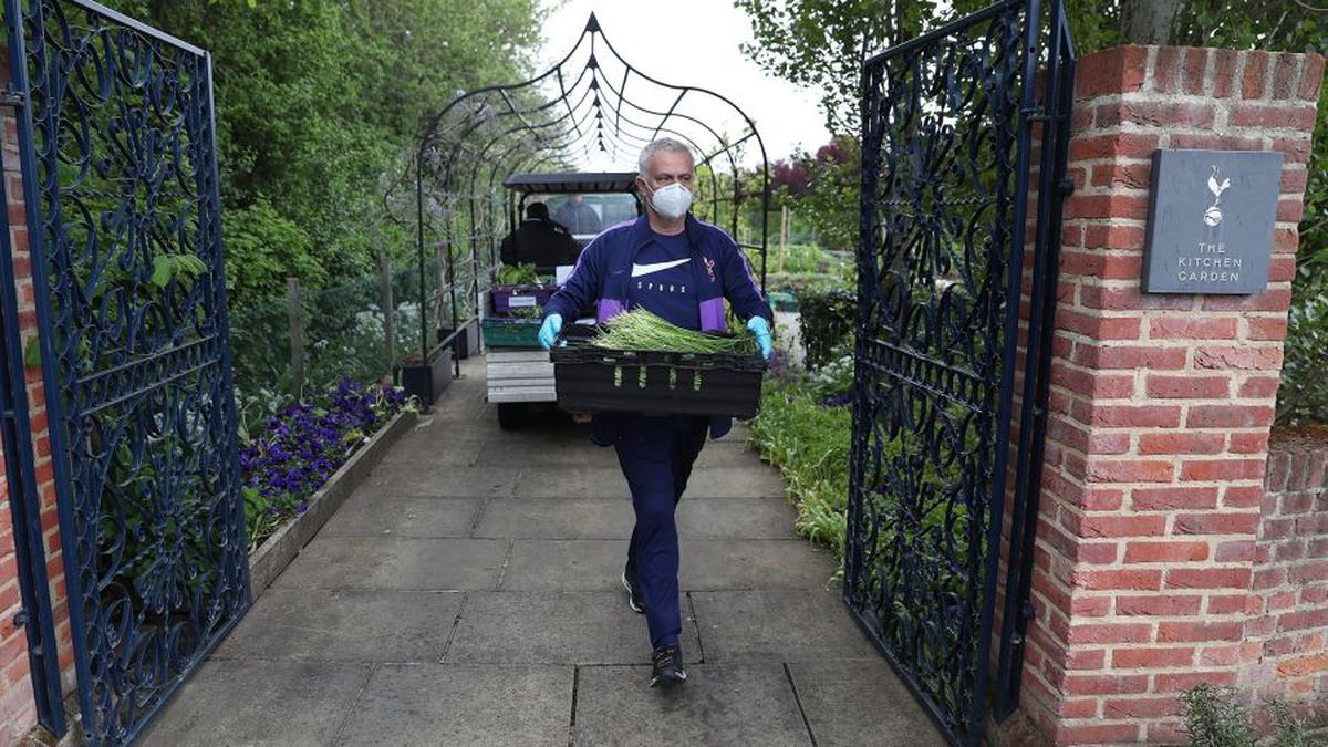 Imagini impresionante: Jose Mourinho transportă lădițe cu legume pentru persoanele aflate la izolare