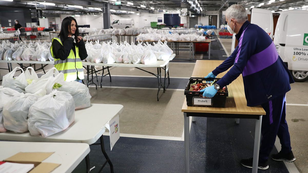 Imagini impresionante: Jose Mourinho transportă lădițe cu legume pentru persoanele aflate la izolare