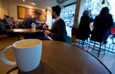 COVID-19. Se redeschid primele cafenele în București. În ce condiții vor funcționa