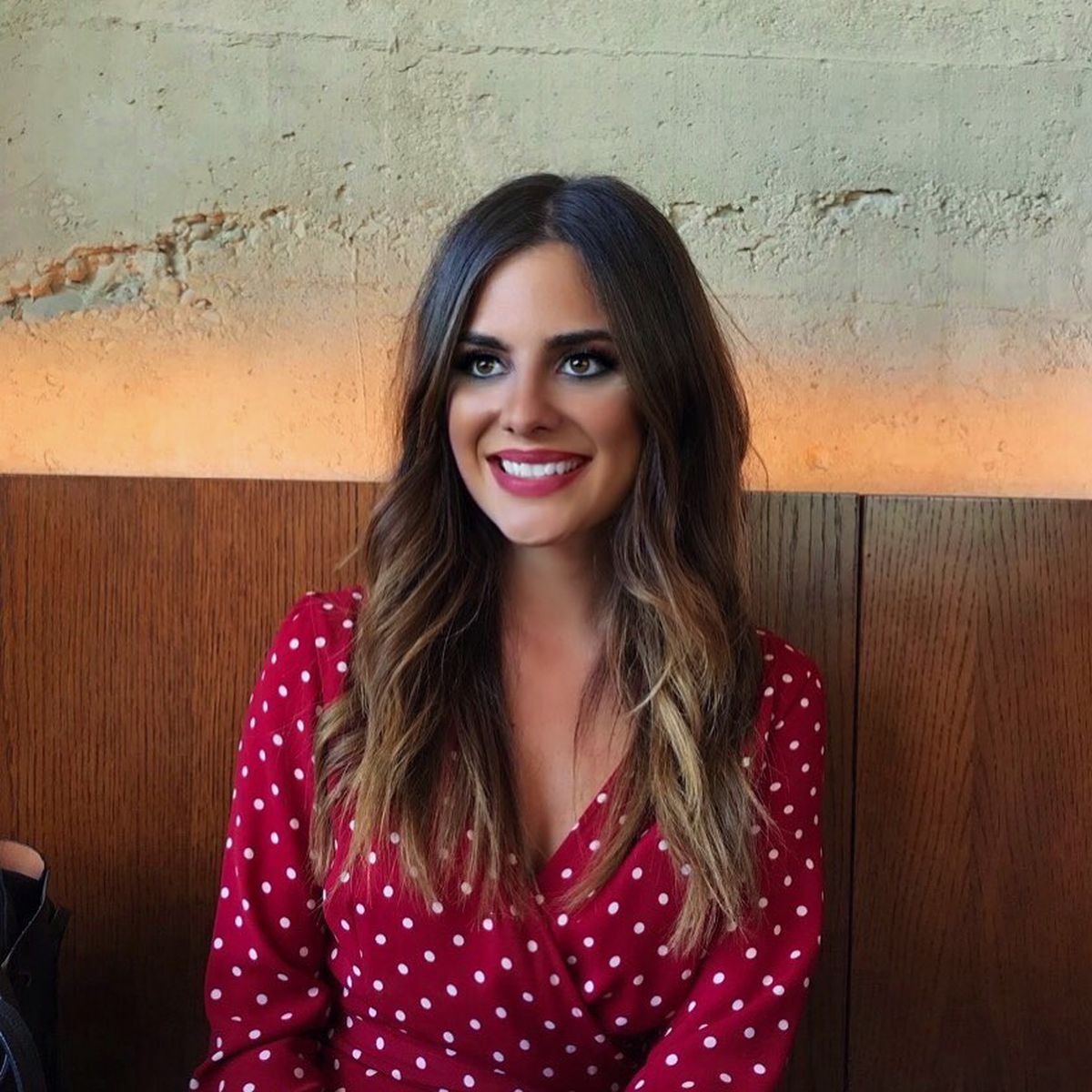 Moment incredibil cu un prezentator TV care făcea live de acasă » Cine e femeia goală care a apărut în cadru, fără să-și dea seama: „Mie mi-a zis că e singur”