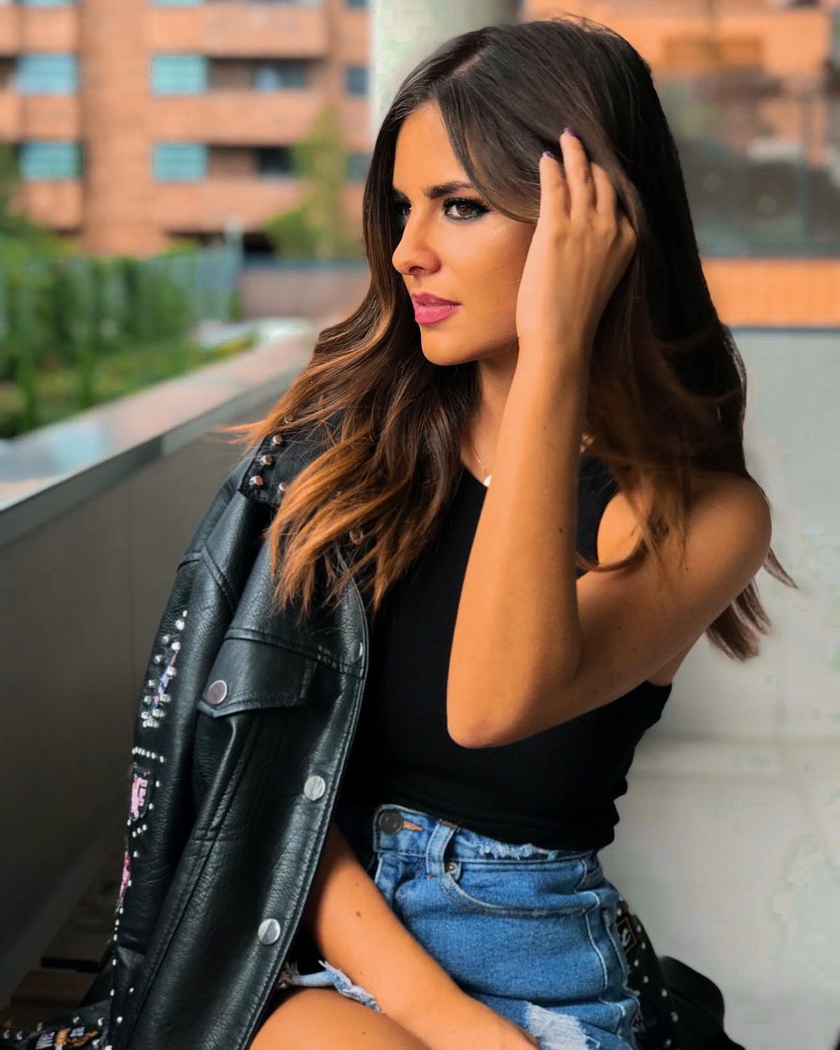 Moment incredibil cu un prezentator TV care făcea live de acasă » Cine e femeia goală care a apărut în cadru, fără să-și dea seama: „Mie mi-a zis că e singur”