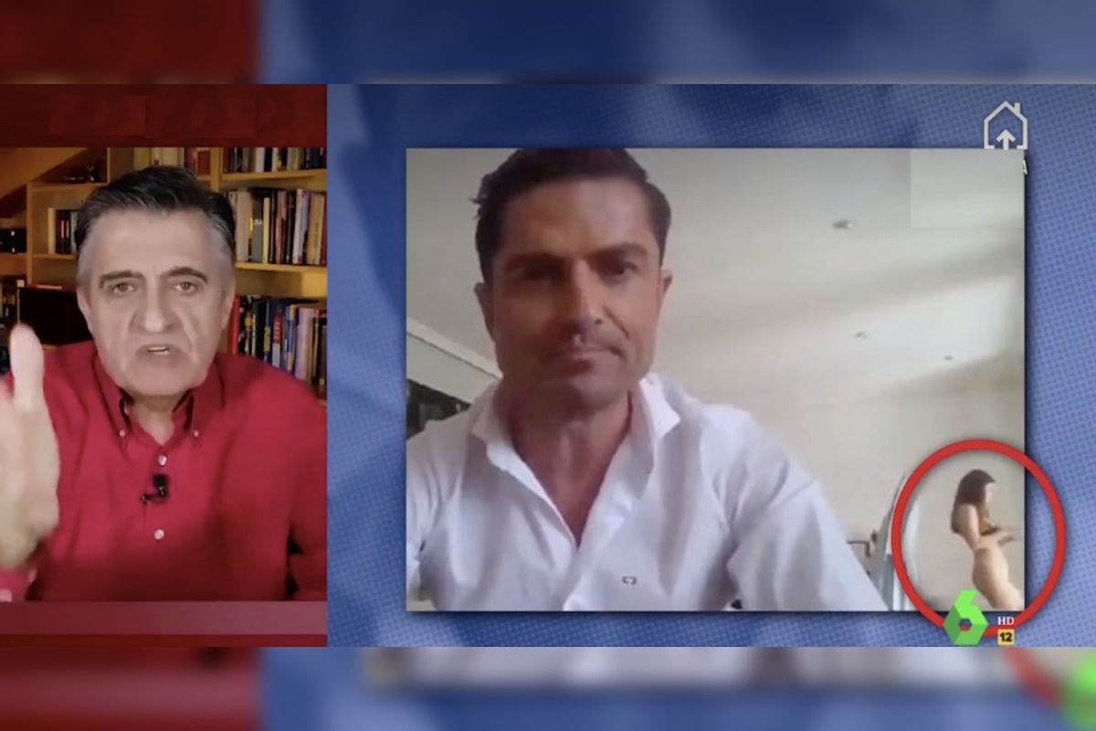 Moment incredibil cu un prezentator TV care făcea live de acasă » Cine e femeia goală care a apărut în cadru, fără să-și dea seama: „Mie mi-a zis că e singur”