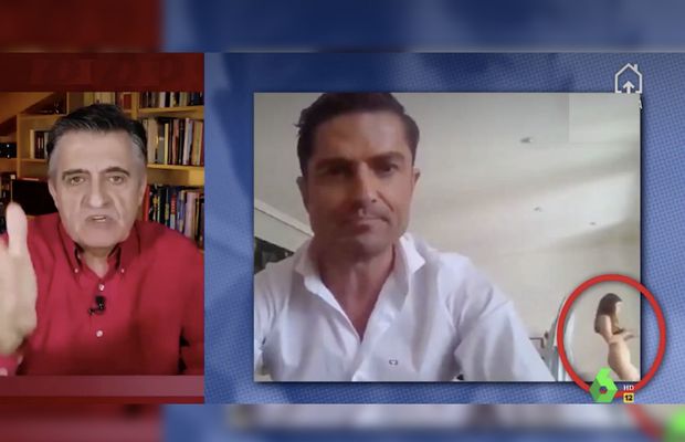 Moment incredibil cu un prezentator TV care făcea live de acasă » Cine e femeia goală care a apărut în cadru, fără să-și dea seama: „Mie mi-a zis că e singur”