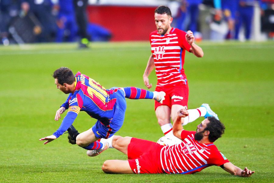 Liderul Barcelonei, Messi, a suferit cu Granada, foto: Guliver/gettyimages Liderul Barcelonei, Messi, a suferit cu Granada, foto: Guliver/gettyimages