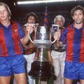 Quini (dreapta), alături de Bernd Schuster (stânga), prezintă Cupa Regelui, unul din puținele trofee cucerite la Barcelona // Foto: Imago