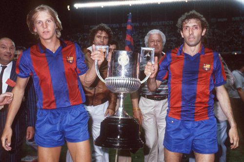 Quini (dreapta), alături de Bernd Schuster (stânga), prezintă Cupa Regelui, unul din puținele trofee cucerite la Barcelona // Foto: Imago