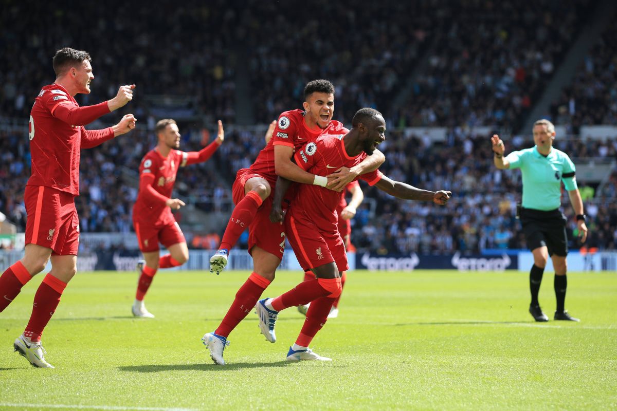 Liverpool câștigă în deplasare cu Newcastle și se instalează pe primul loc în Premier League » Mingea e în terenul lui Manchester City