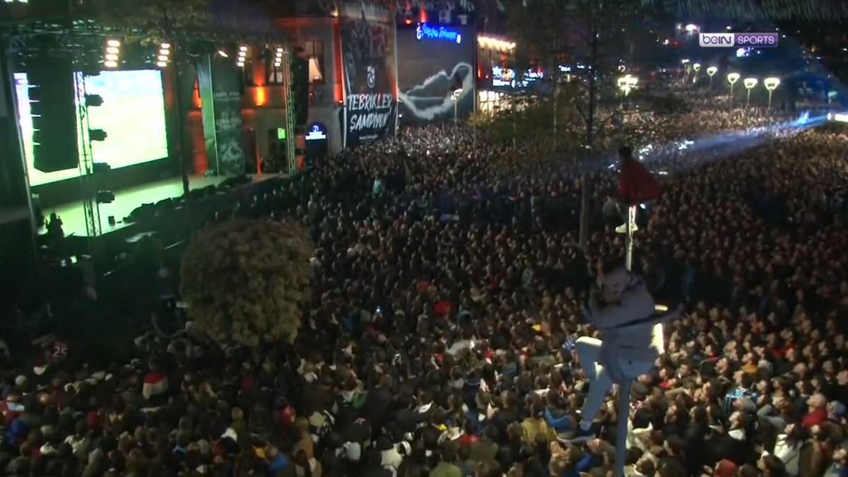 Ce nebunie! Trabzonspor a câștigat primul titlu după aproape 40 de ani » Fanii au intrat pe teren înainte de finalul meciului