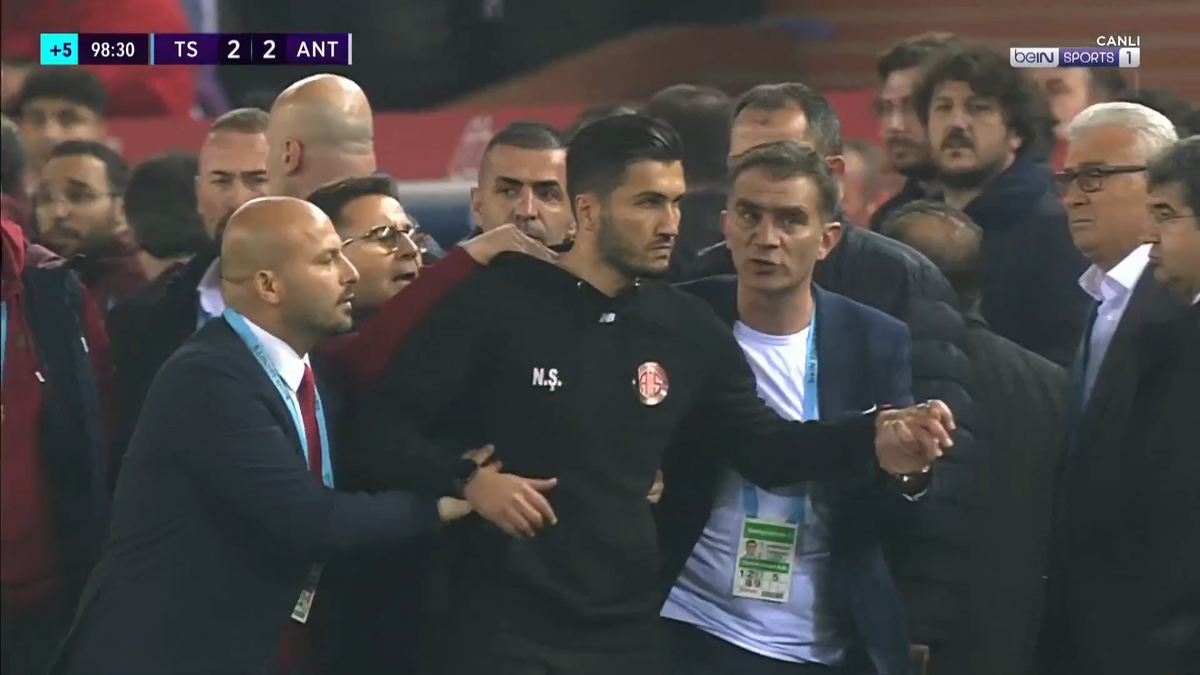 Ce nebunie! Trabzonspor a câștigat primul titlu după aproape 40 de ani » Fanii au intrat pe teren înainte de finalul meciului