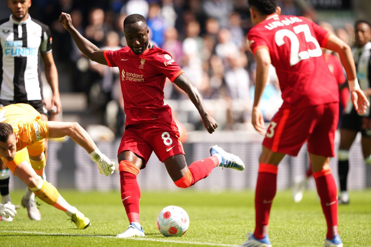 Liverpool câștigă în deplasare cu Newcastle și se instalează pe primul loc în Premier League » Mingea e în terenul lui Manchester City