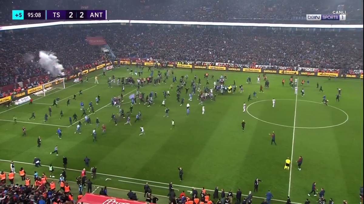 Ce nebunie! Trabzonspor a câștigat primul titlu după aproape 40 de ani » Fanii au intrat pe teren înainte de finalul meciului