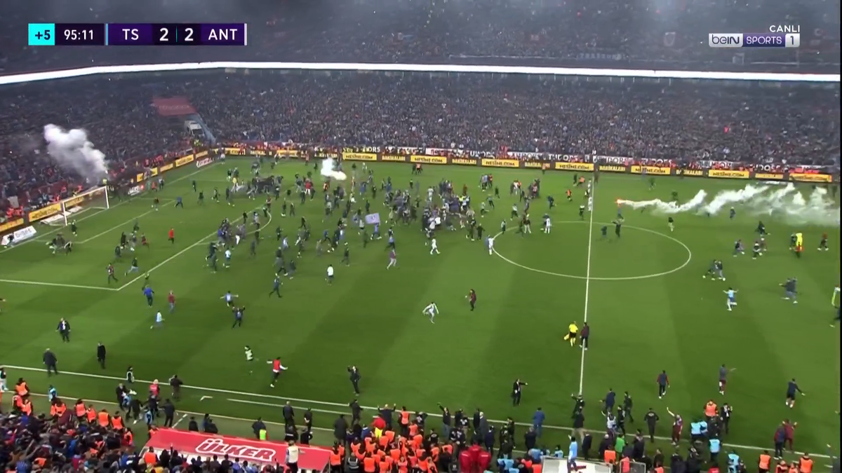 Ce nebunie! Trabzonspor a câștigat primul titlu după aproape 40 de ani » Fanii au intrat pe teren înainte de finalul meciului