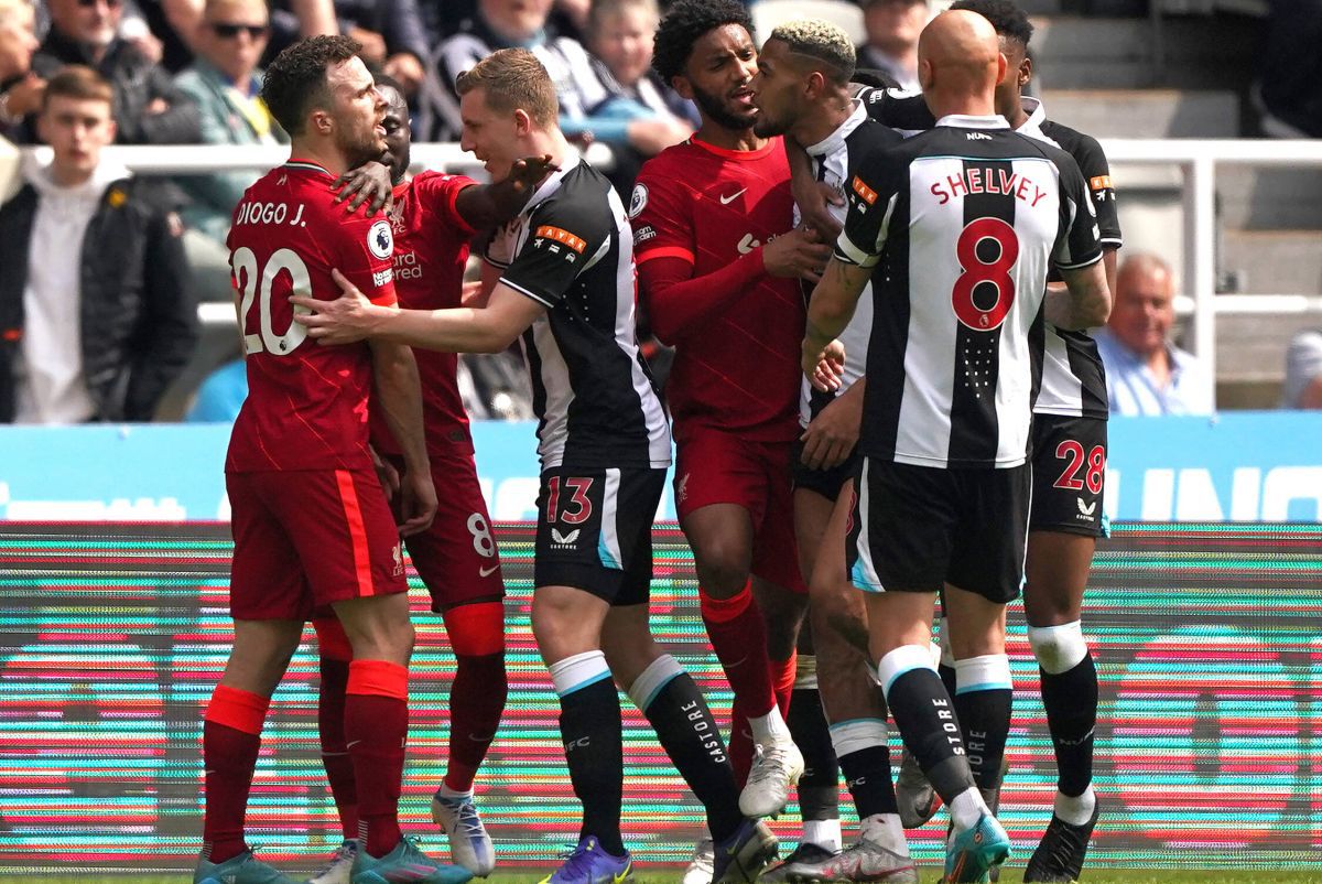 Liverpool câștigă în deplasare cu Newcastle și se instalează pe primul loc în Premier League » Mingea e în terenul lui Manchester City