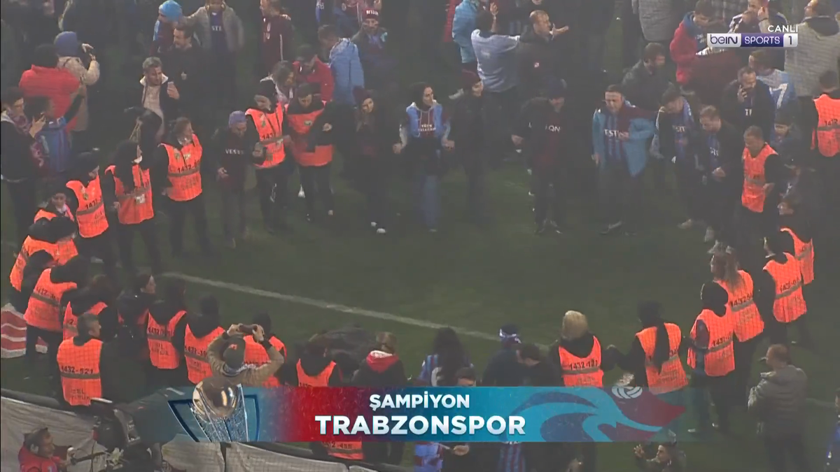 Ce nebunie! Trabzonspor a câștigat primul titlu după aproape 40 de ani » Fanii au intrat pe teren înainte de finalul meciului