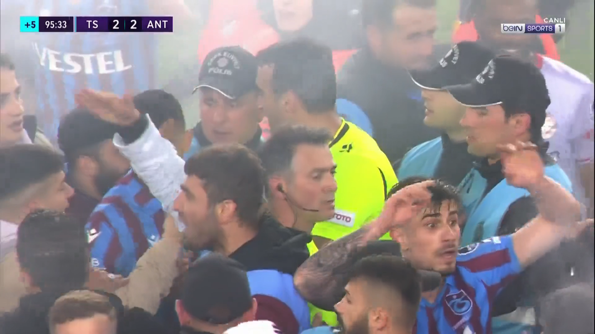 Ce nebunie! Trabzonspor a câștigat primul titlu după aproape 40 de ani » Fanii au intrat pe teren înainte de finalul meciului