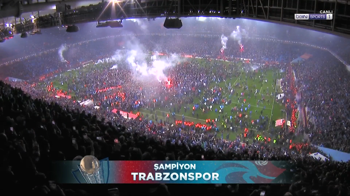 Ce nebunie! Trabzonspor a câștigat primul titlu după aproape 40 de ani » Fanii au intrat pe teren înainte de finalul meciului