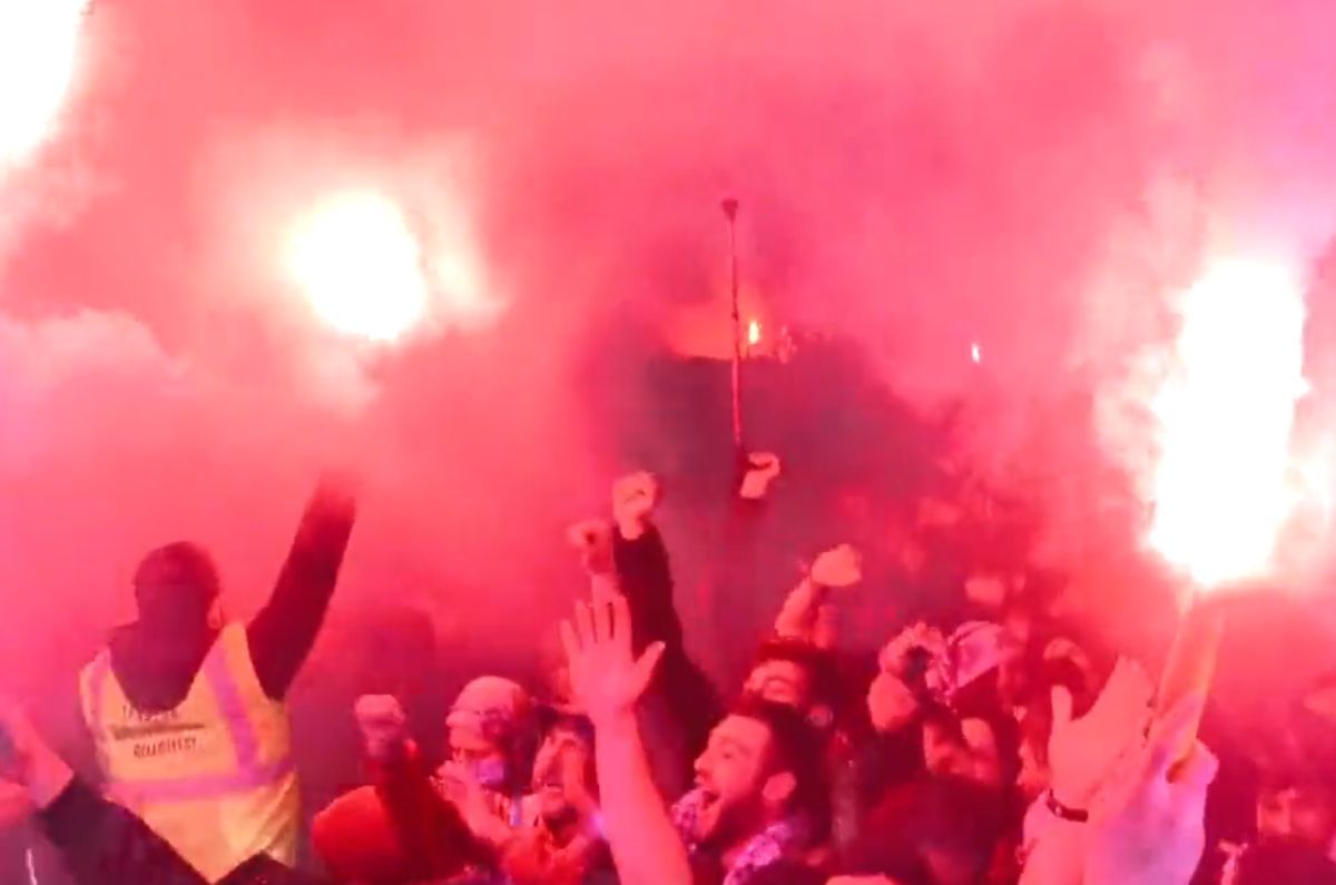 Ce nebunie! Trabzonspor a câștigat primul titlu după aproape 40 de ani » Fanii au intrat pe teren înainte de finalul meciului