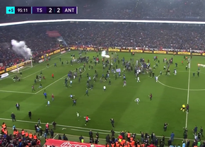 Ce nebunie! Trabzonspor a câștigat primul titlu după 40 de ani » Fanii au intrat pe stadion înainte de finalul meciului