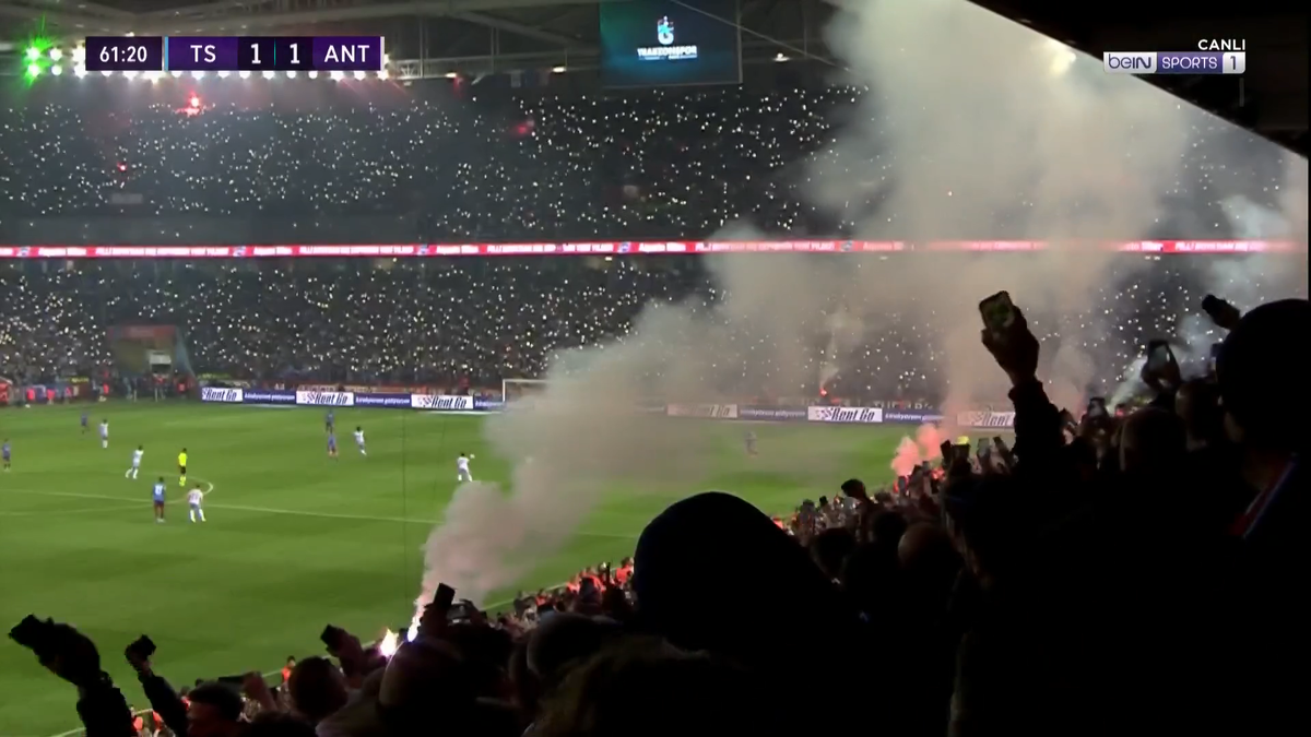 Ce nebunie! Trabzonspor a câștigat primul titlu după aproape 40 de ani » Fanii au intrat pe teren înainte de finalul meciului