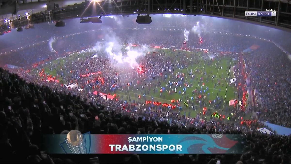 Ce nebunie! Trabzonspor a câștigat primul titlu după aproape 40 de ani » Fanii au intrat pe teren înainte de finalul meciului