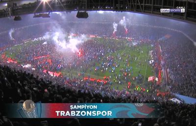 Ce nebunie! Trabzonspor a câștigat primul titlu după aproape 40 de ani » Fanii au intrat pe teren înainte de finalul meciului