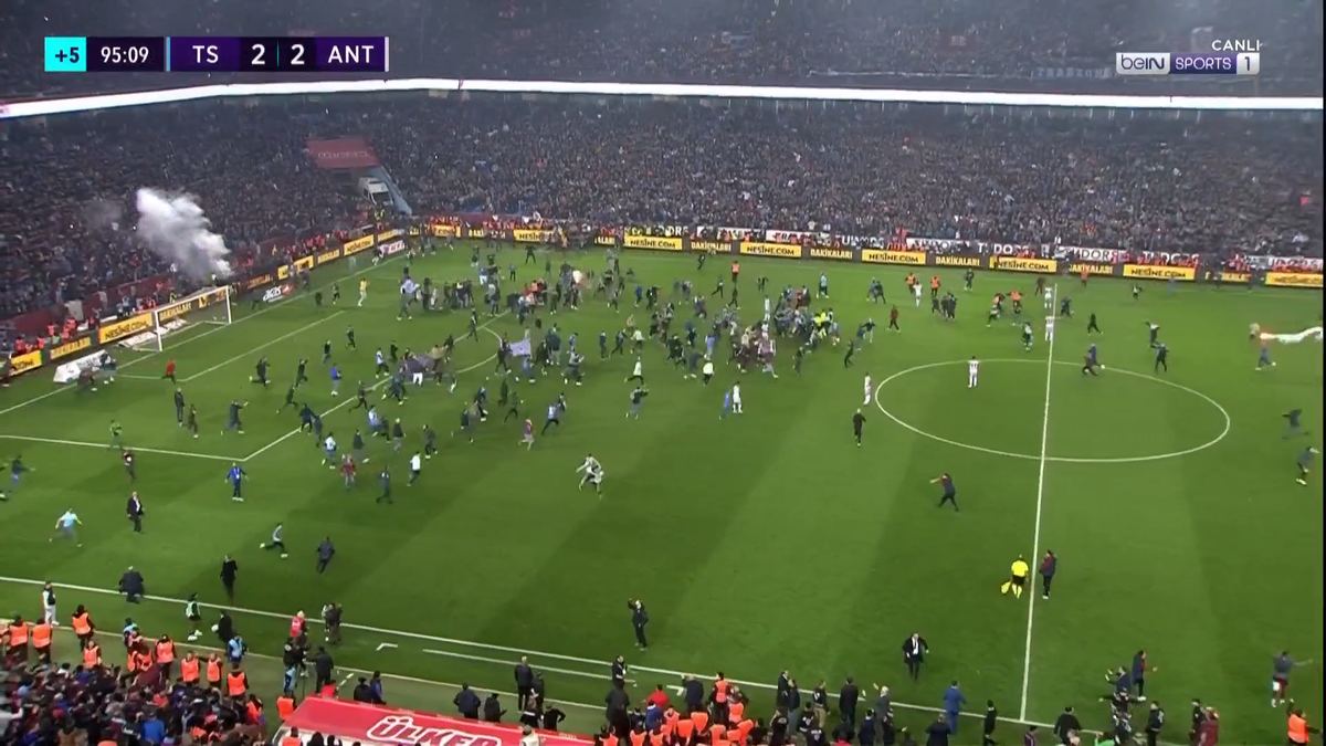 Ce nebunie! Trabzonspor a câștigat primul titlu după aproape 40 de ani » Fanii au intrat pe teren înainte de finalul meciului