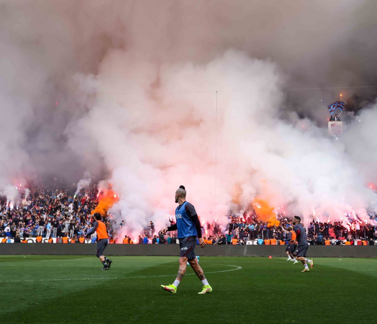 Ce nebunie! Trabzonspor a câștigat primul titlu după aproape 40 de ani » Fanii au intrat pe teren înainte de finalul meciului