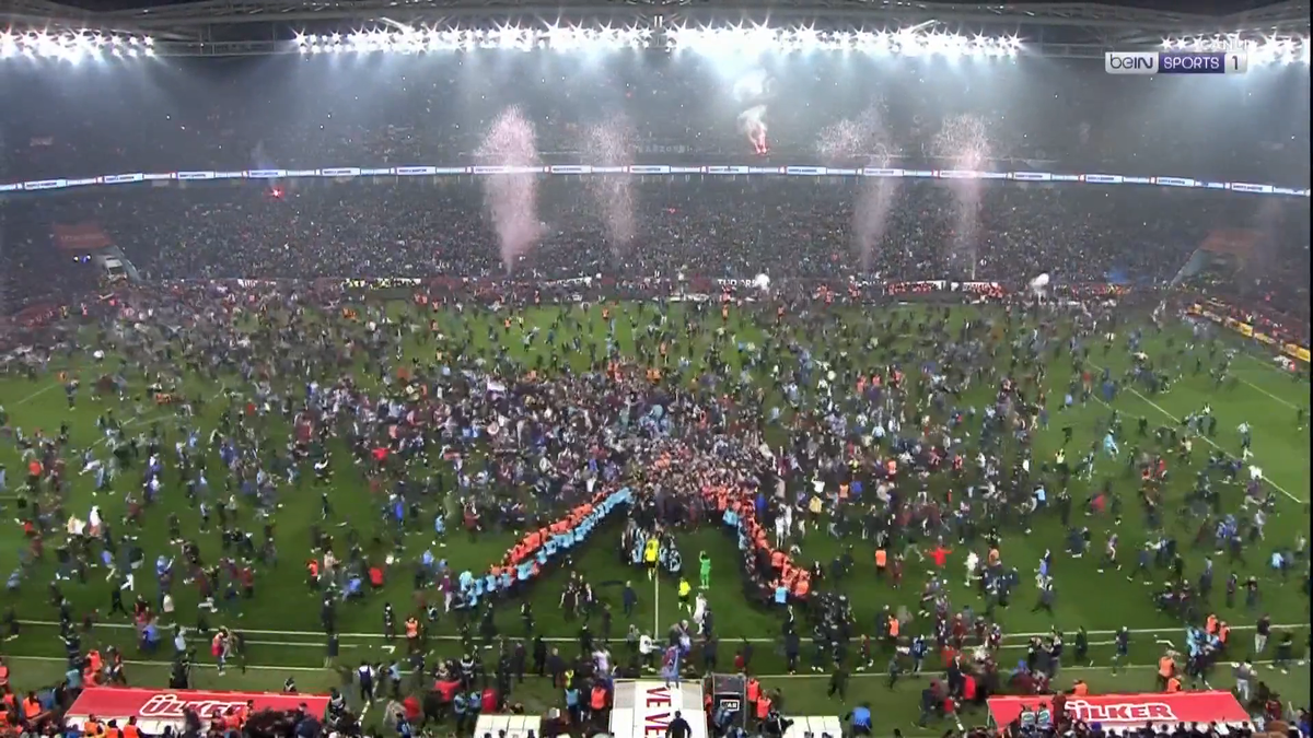 Ce nebunie! Trabzonspor a câștigat primul titlu după aproape 40 de ani » Fanii au intrat pe teren înainte de finalul meciului