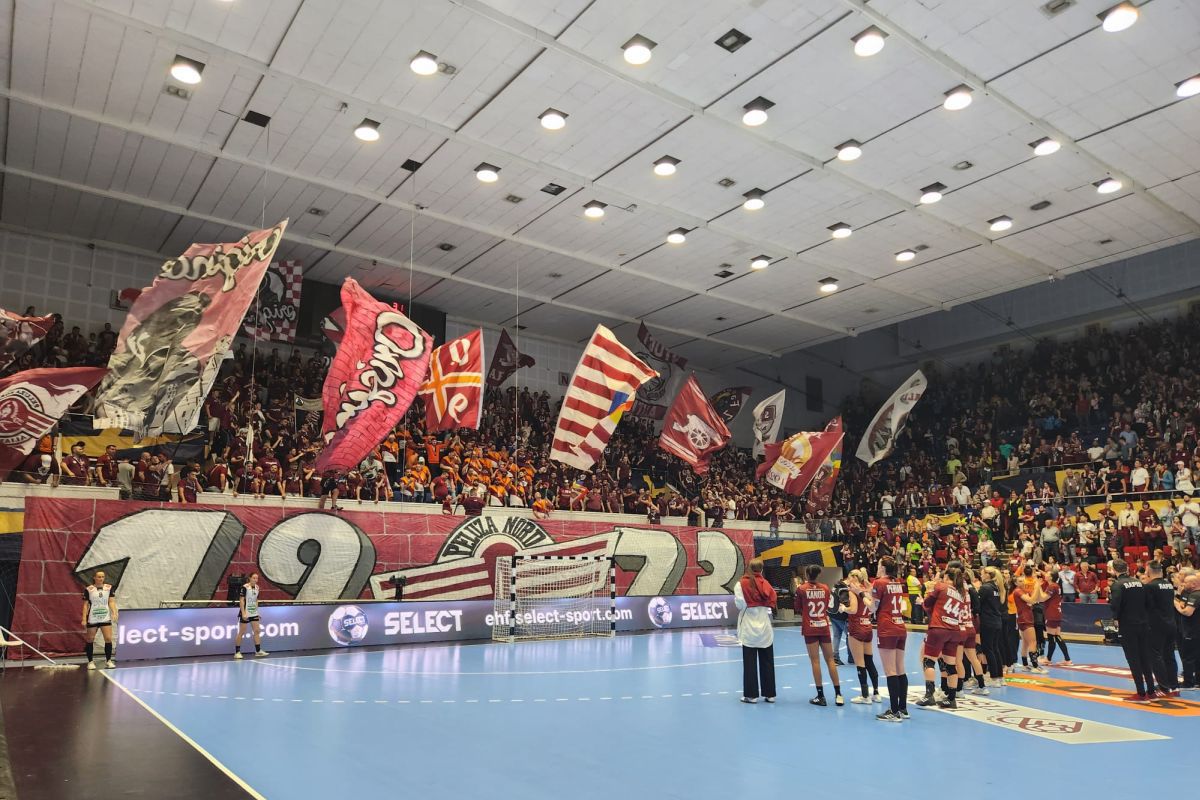 Atmosferă uluitoare în Sala Polivalentă » Jucătoarele și fanii Rapidului au cântat împreună în ciuda înfrângerii din Liga Campionilor